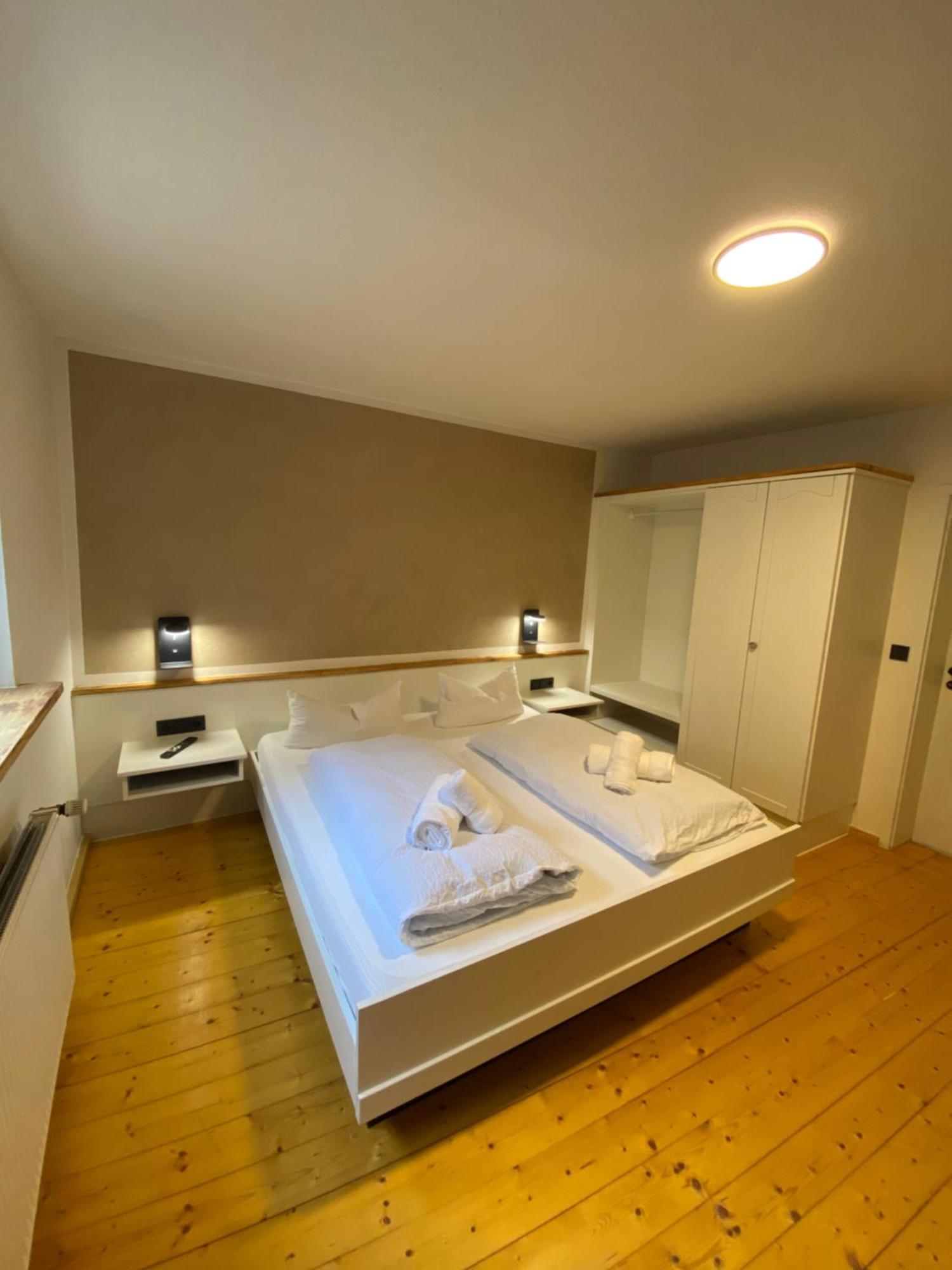 Gasthof Zum Goldenen Schiff - Lehm, Stil & Altstadtflair Marktbreit Bagian luar foto