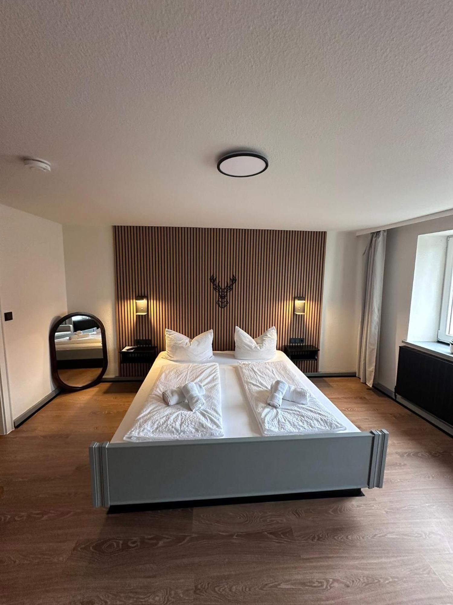 Gasthof Zum Goldenen Schiff - Lehm, Stil & Altstadtflair Marktbreit Bagian luar foto