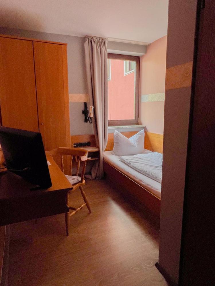 Gasthof Zum Goldenen Schiff - Lehm, Stil & Altstadtflair Marktbreit Bagian luar foto