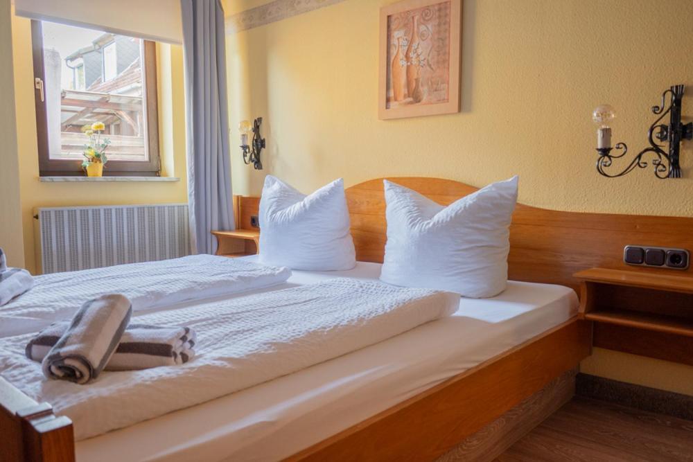 Gasthof Zum Goldenen Schiff - Lehm, Stil & Altstadtflair Marktbreit Bagian luar foto