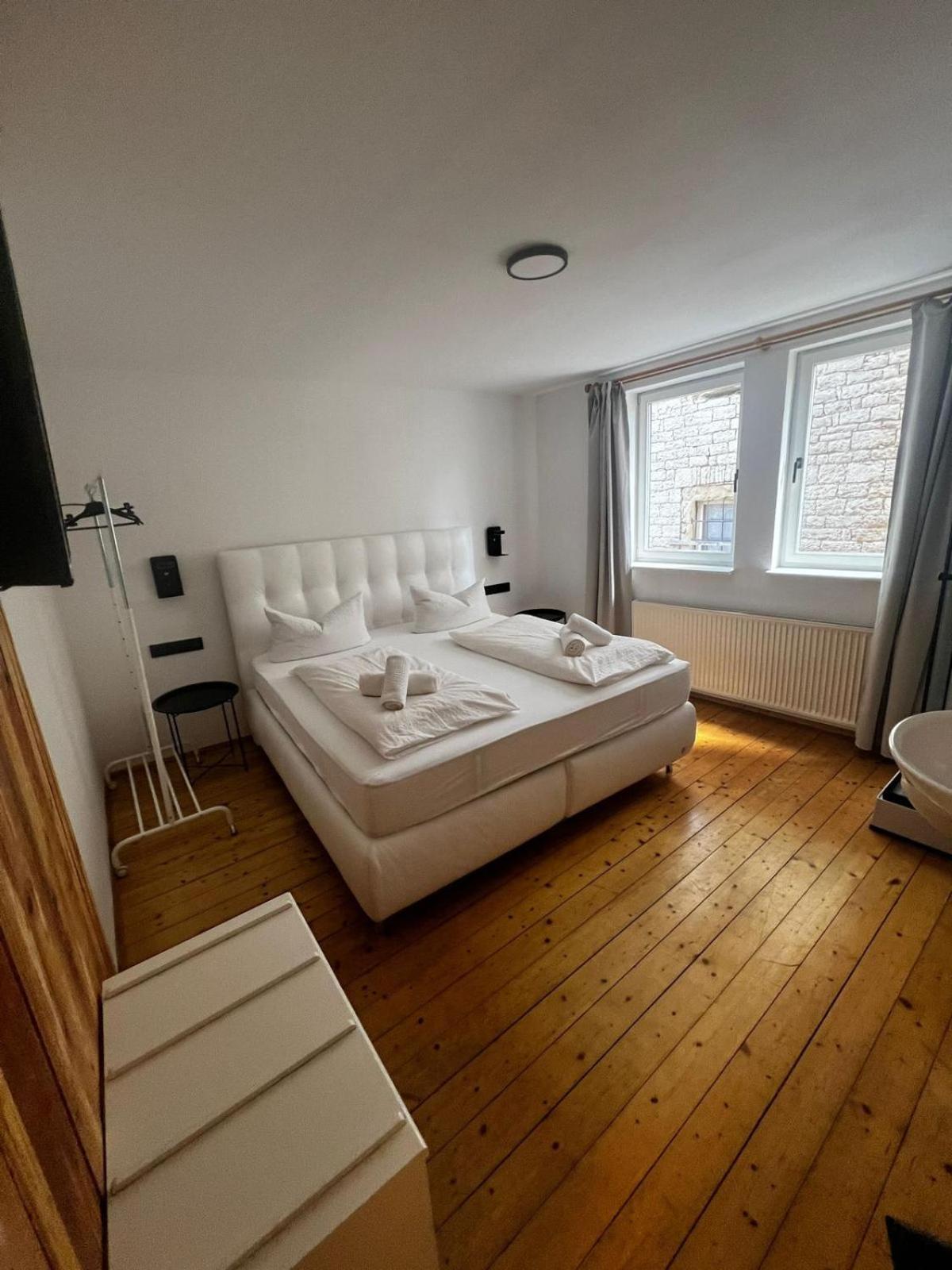 Gasthof Zum Goldenen Schiff - Lehm, Stil & Altstadtflair Marktbreit Bagian luar foto